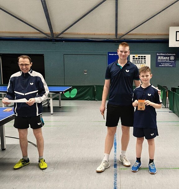 Siegerehrung Trostrunde 2025 (v.l.): Alexander Giehler, Moritz Karl und Max Hellwig. Brettchen-Turnier-2025-02-FILEminimizer.jpg.jpg