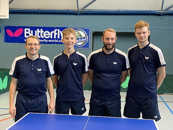 Mannschaftsaufstellung von "Post III" vor dem Spiel der Verbandsliga gegen den ESV Lok Erfurt (v.l.): Alexander Giehler, Noah Siebenhaar, Markus Walther und Moritz Karl. Post-III-10-2021-v.l.-Giehler-Siebenhaar-Walther-Karl.jpg