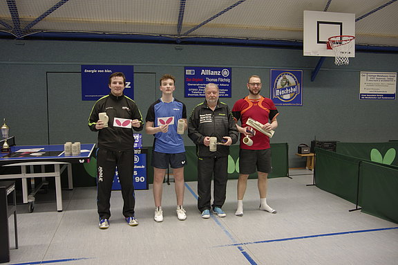 Die Sieger und Platzierten der Trostrunde: (v.l.) Florian Klaus (2.), Timo Seidel (1.), Peter Krause (3.) und Markus Walther (4.). Handicapturnier-2022-32.JPG