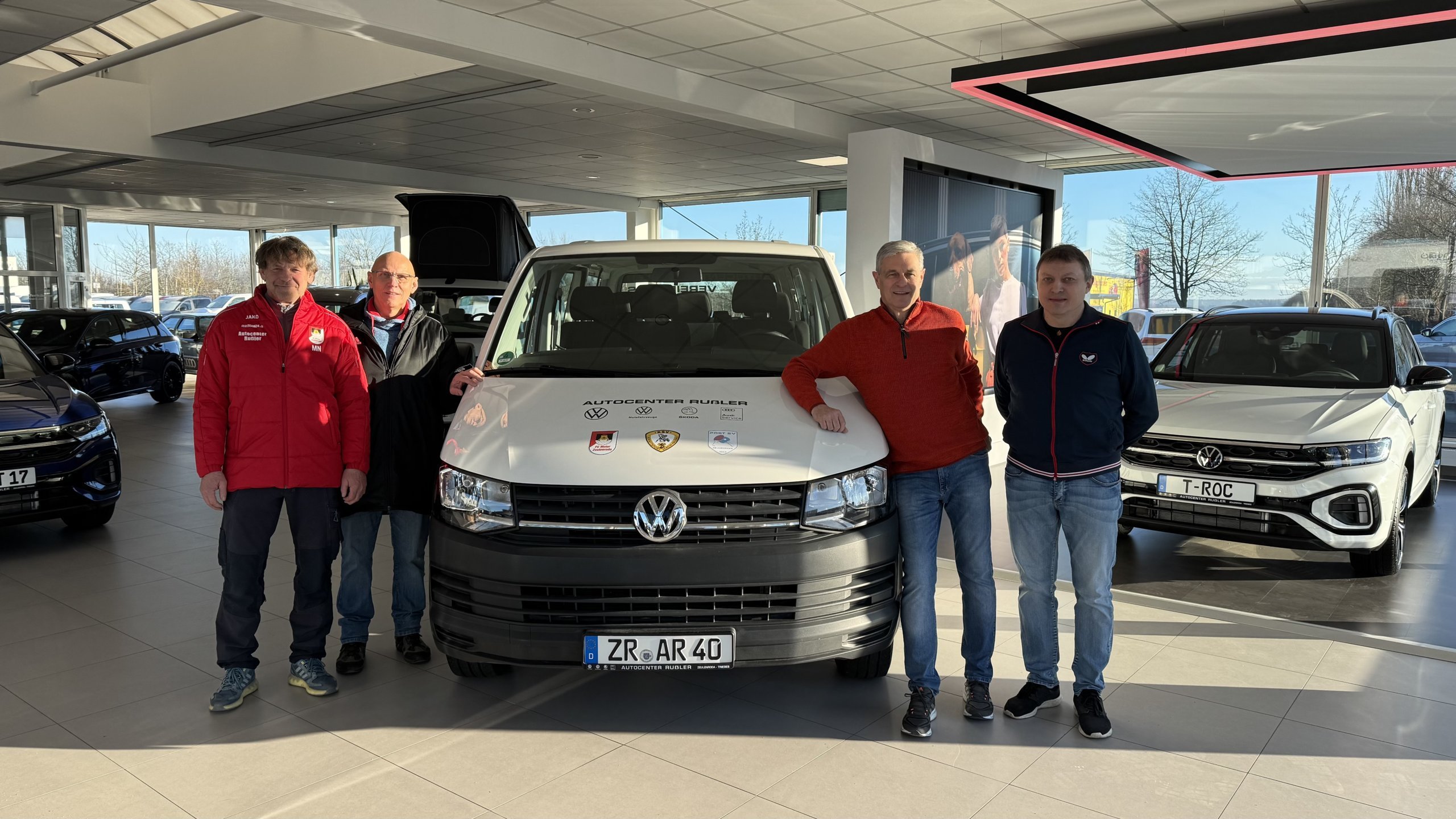 Freuen sich über den neuen Vereinsbus (v.l.): Tino Focke, Uwe Grube (FC Motor), Ulrich Leithold (KSV) und Jörg Müller (Post). Übergabe-Vereinsbus_2025-1-FILEminimizer.jpg